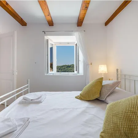 リザ ヴィラ ツァヴタット