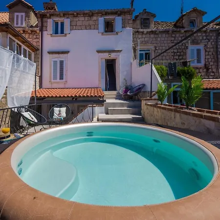 リザ * ツァヴタット